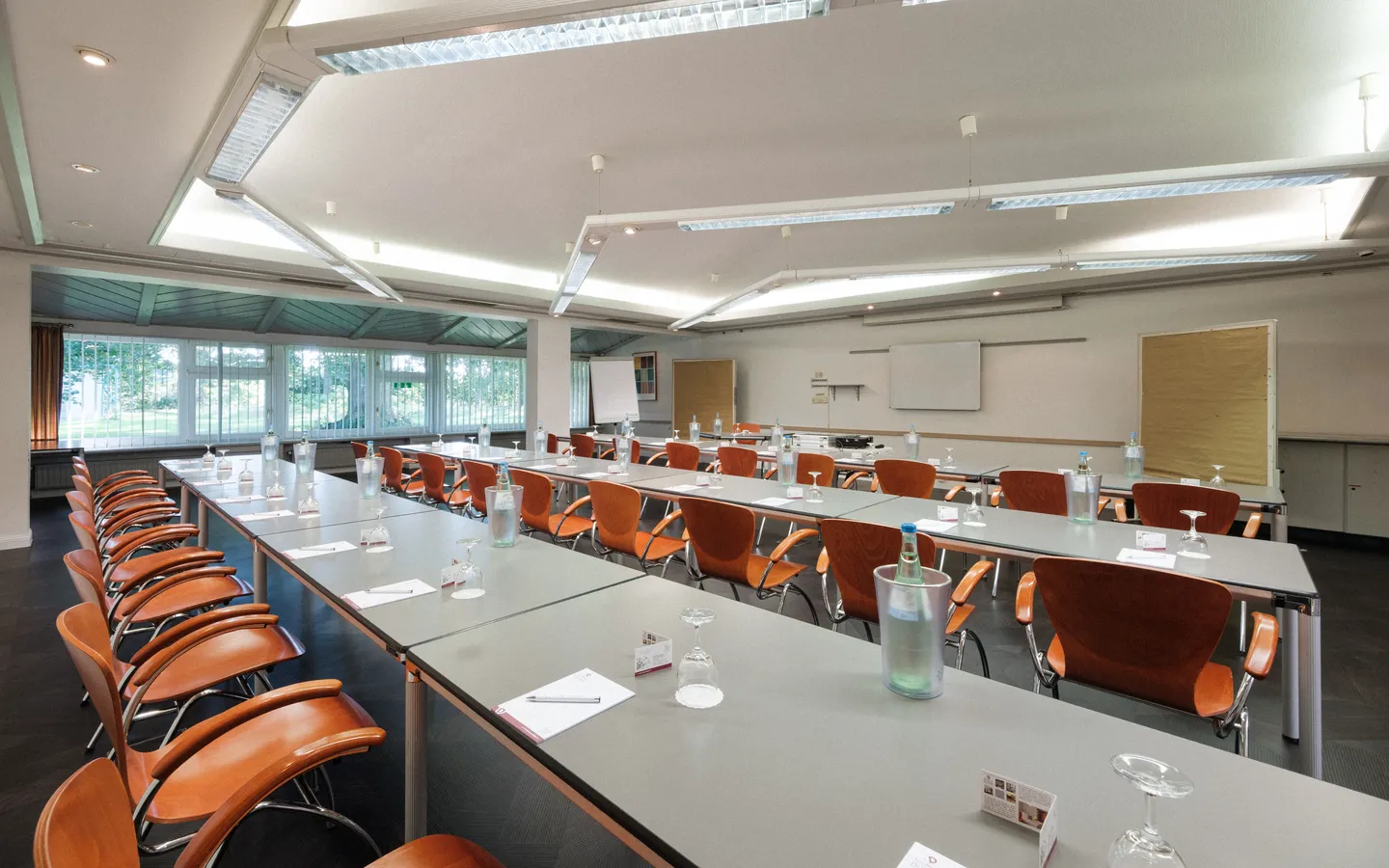 images/background/haus-duden-startseite-meeting.webp#joomlaImage://local-images/background/haus-duden-startseite-meeting.webp?width=1440&height=900