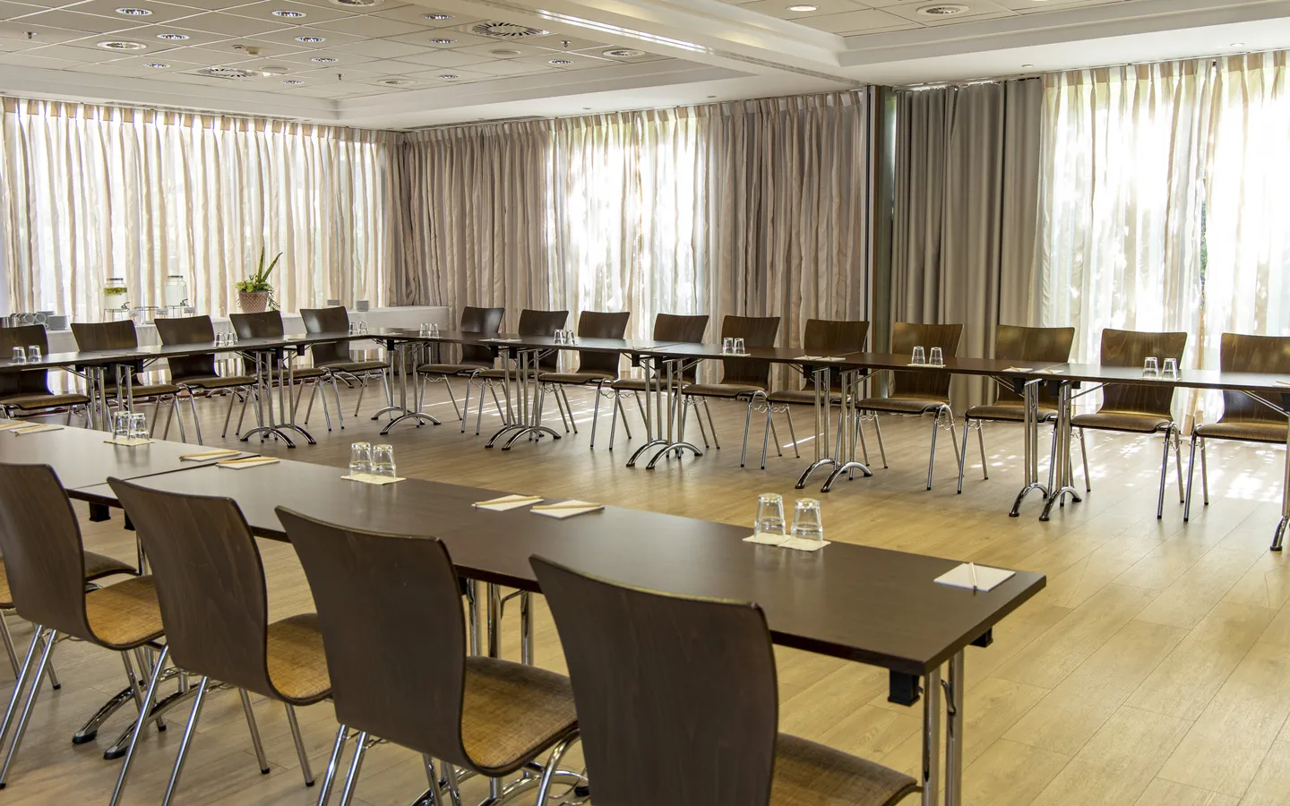 images/background/lions-garden-budapest-startseite-meeting.webp#joomlaImage://local-images/background/lions-garden-budapest-startseite-meeting.webp?width=1440&height=900