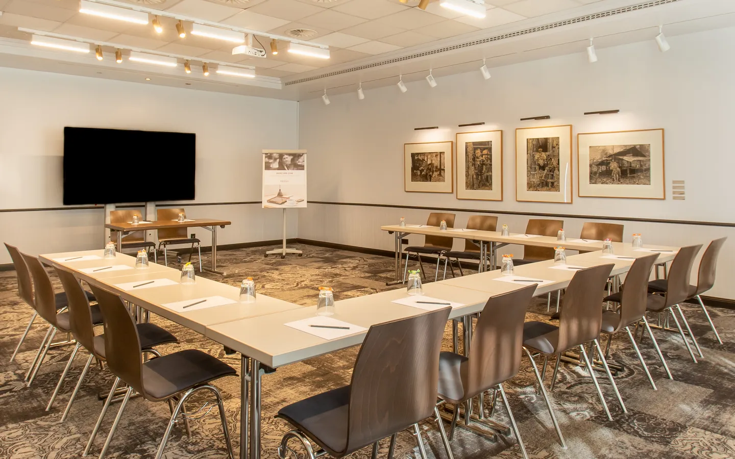 images/background/mercure-frankfurt-airport-startseite-meeting.webp#joomlaImage://local-images/background/mercure-frankfurt-airport-startseite-meeting.webp?width=1440&height=900