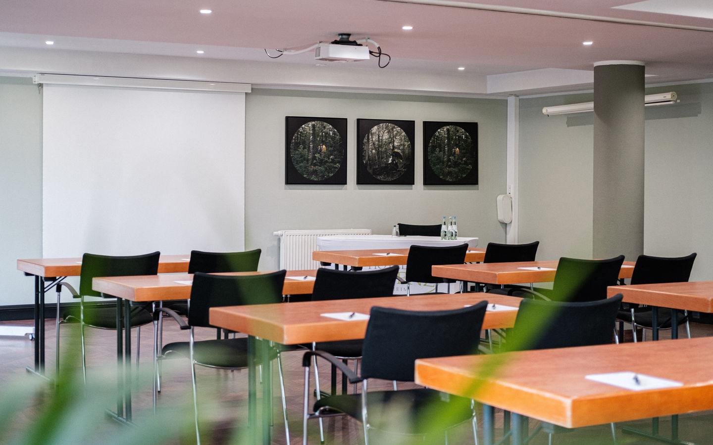 images/background/mercure-pforzheim-startseite-meeting.webp#joomlaImage://local-images/background/mercure-pforzheim-startseite-meeting.webp?width=1440&height=900