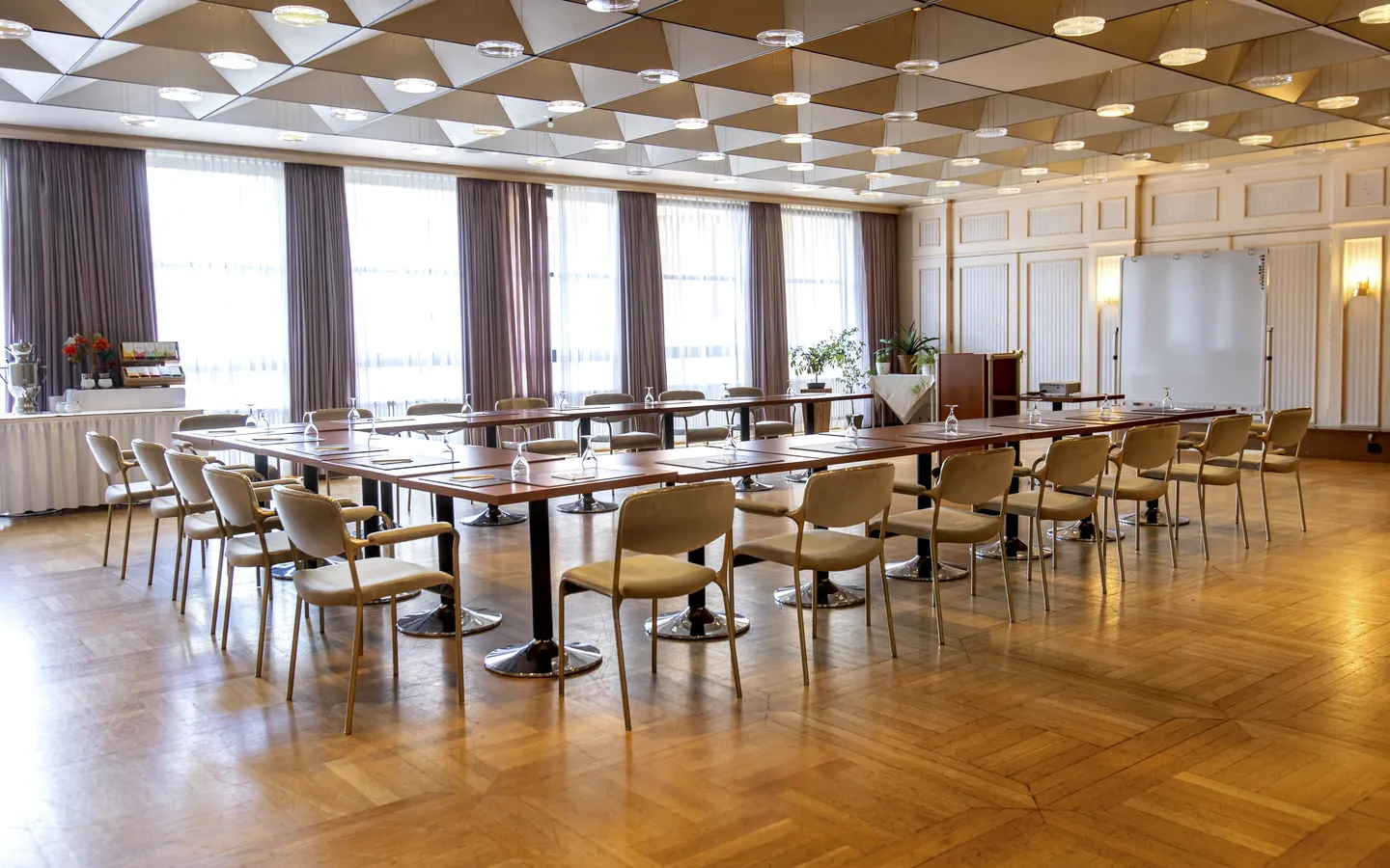 images/background/pelikan-startseite-meeting.webp#joomlaImage://local-images/background/pelikan-startseite-meeting.webp?width=1440&height=900